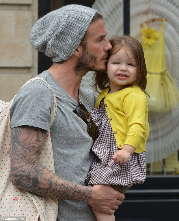 David Beckham gây tranh cãi nảy lửa vì vô tư hôn môi con gái trong lúc ăn mì, netizen bên khó chịu bên ngưỡng mộ bộ đôi - Ảnh 9.