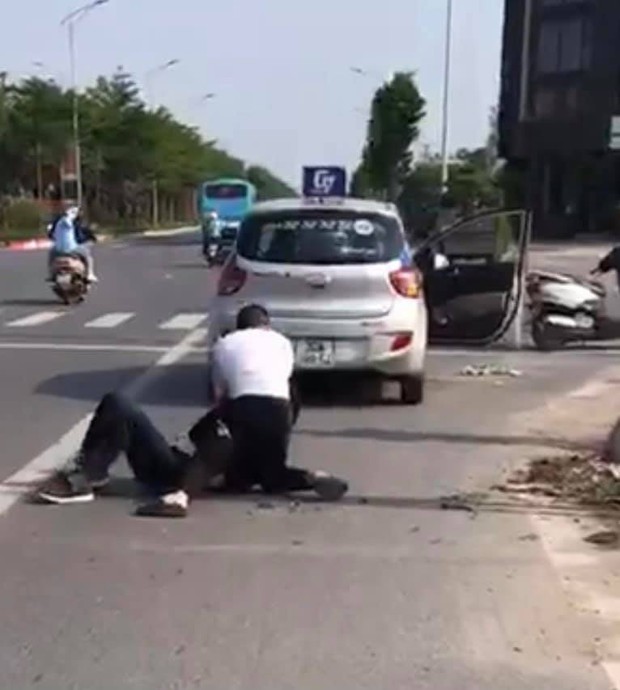 Hà Nội: Kỷ luật cảnh cáo, điều chuyển chiến sĩ công an thờ ơ khi chứng kiến tài xế vật lộn bắt cướp - Ảnh 1. Hà Nội: Kỷ luật cảnh cáo, điều chuyển chiến sĩ công an thờ ơ khi chứng kiến tài xế vật lộn bắt cướp - Ảnh 1.