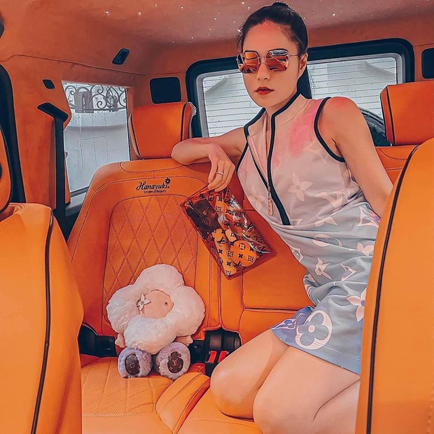 Nữ đại gia ở biệt thự 200 tỷ khoe giày mới mua, giá tiền như nào mà phải leo cả lên ghế để khoe? - Ảnh 5. Nữ đại gia ở biệt thự 200 tỷ khoe giày mới mua, giá tiền như nào mà phải leo cả lên ghế để khoe? - Ảnh 5.