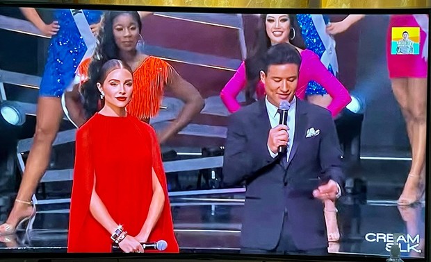 Khánh Vân có vị trí đứng thuận lợi ngay sau nam MC, cameraman của Miss Universe ưu ái cứ quay đại diện Việt Nam mãi thôi! - Ảnh 3.