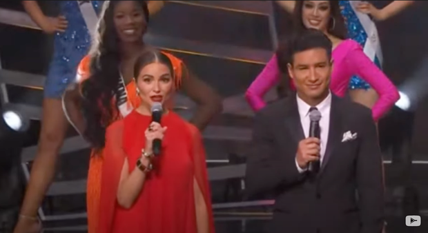 Khánh Vân có vị trí đứng thuận lợi ngay sau nam MC, cameraman của Miss Universe ưu ái cứ quay đại diện Việt Nam mãi thôi! - Ảnh 1.