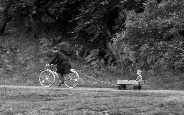 Chỉ trích cha đẻ về cách dạy dỗ con cái, Harry xấu hổ khi bị tung ảnh thời thơ ấu, lật tẩy lời nói dối trắng trợn  - Ảnh 1.