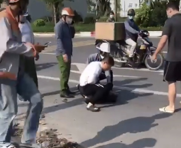 Hà Nội: Xem xét kỷ luật chiến sĩ công an thờ ơ khi tài xế vật lộn với tên cướp tại khu đô thị Thanh Hà - Ảnh 2. Hà Nội: Xem xét kỷ luật chiến sĩ công an thờ ơ khi tài xế vật lộn với tên cướp tại khu đô thị Thanh Hà - Ảnh 2.