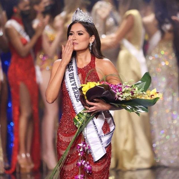 1001 drama như cung đấu ở Miss Universe 2020: Miss Thái mưu mô, Khánh Vân nằm không dính đạn, Hoa hậu dính phốt sau 2 tiếng đăng quang - Ảnh 11.