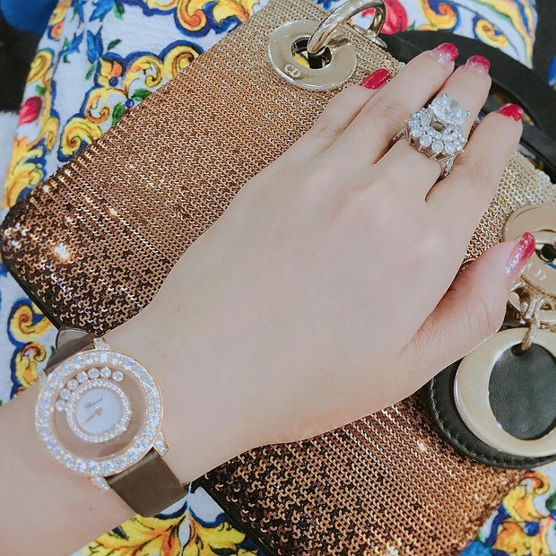Loạt ảnh toát ra mùi tiền của giới siêu giàu Việt Nam, đáp án nhanh nhất cho câu hỏi: Thế nào là giàu dữ dội? - Ảnh 16. Loạt ảnh toát ra mùi tiền của giới siêu giàu Việt Nam, đáp án nhanh nhất cho câu hỏi: Thế nào là giàu dữ dội? - Ảnh 16.