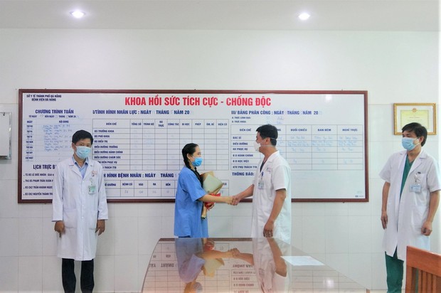 Nữ điều dưỡng bị sốc phản vệ sau khi tiêm vắc xin Covid-19 giờ ra sao? - Ảnh 2. Nữ điều dưỡng bị sốc phản vệ sau khi tiêm vắc xin Covid-19 giờ ra sao? - Ảnh 2.