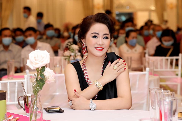 Bà Phương Hằng mắng sa sả trên livestream vẫn không quên hỏi dân mạng: Quý vị thấy em đeo nữ trang đẹp khum? - Ảnh 1. Bà Phương Hằng mắng sa sả trên livestream vẫn không quên hỏi dân mạng: Quý vị thấy em đeo nữ trang đẹp khum? - Ảnh 1.