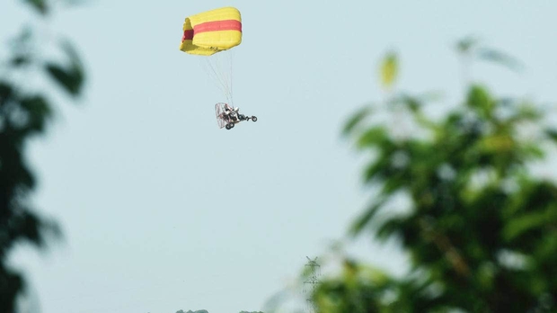 Báo gấm xổng chuồng nhưng tìm mãi không ra, sở thú bèn thả 100 chú gà và 1000 chiếc drone đi tìm - Ảnh 5. Báo gấm xổng chuồng nhưng tìm mãi không ra, sở thú bèn thả 100 chú gà và 1000 chiếc drone đi tìm - Ảnh 5.