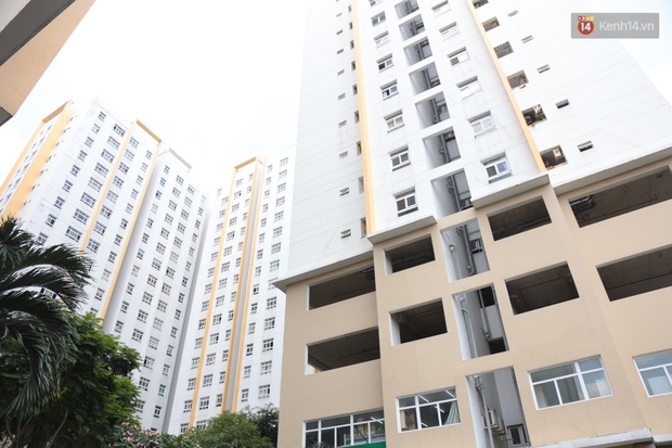 Ảnh: Lực lượng y tế khoanh vùng, lấy mẫu xét nghiệm cho cư dân chung cư ở TP Thủ Đức liên quan ca nghi mắc Covid-19 - Ảnh 1. Ảnh: Lực lượng y tế khoanh vùng, lấy mẫu xét nghiệm cho cư dân chung cư ở TP Thủ Đức liên quan ca nghi mắc Covid-19 - Ảnh 1.