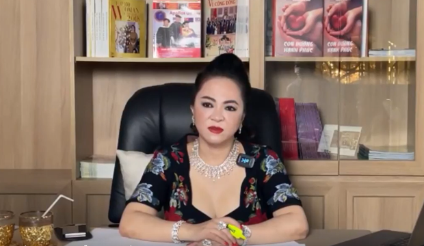 Bà Phương Hằng mắng sa sả trên livestream vẫn không quên hỏi dân mạng: Quý vị thấy em đeo nữ trang đẹp khum? - Ảnh 2. Bà Phương Hằng mắng sa sả trên livestream vẫn không quên hỏi dân mạng: Quý vị thấy em đeo nữ trang đẹp khum? - Ảnh 2.