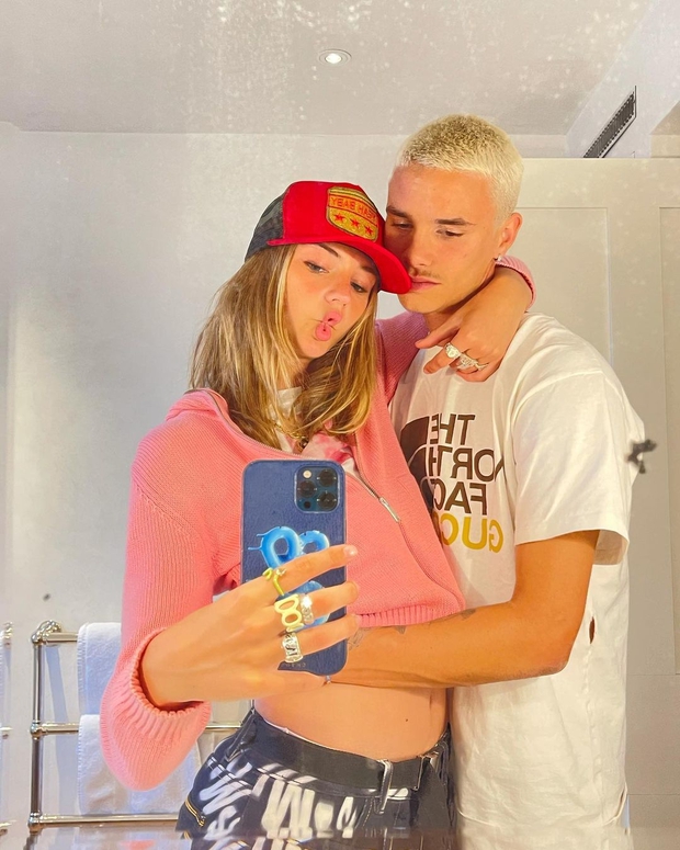 Cậu ấm 18 tuổi nhà David Beckham khoe ảnh với bạn gái, nhìn bụng nàng mẫu trẻ mà netizen tá hỏa vì nghi có bầu - Ảnh 2.