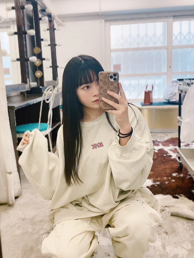 Bị chê thân hình èo uột, nữ YouTuber xinh đẹp ức chế, tự vạch áo khoe vòng một khủng ngay trên sóng - Ảnh 1. Bị chê thân hình èo uột, nữ YouTuber xinh đẹp ức chế, tự vạch áo khoe vòng một khủng ngay trên sóng - Ảnh 1.