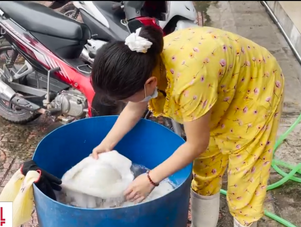 Cơ sở tẩy trắng mực bằng hóa chất: Giám đốc khai nhân viên tự xin oxy già để tẩy - Ảnh 1. Cơ sở tẩy trắng mực bằng hóa chất: Giám đốc khai nhân viên tự xin oxy già để tẩy - Ảnh 1.
