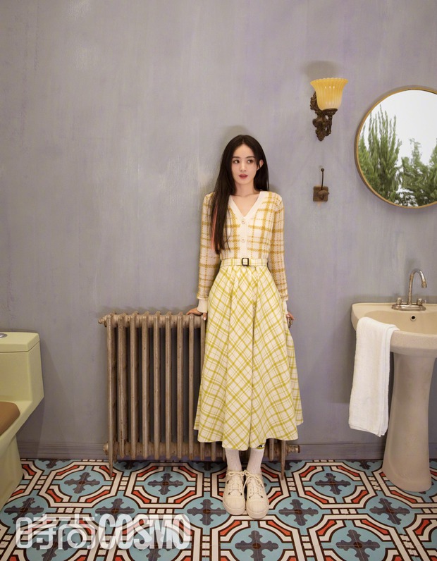Đại chiến visual mỹ nhân Cbiz trên tạp chí: Triệu Lệ Dĩnh và tình địch Nghê Ni bất phân thắng bại, đè bẹp Victoria dừ đau đớn - Ảnh 6. Đại chiến visual mỹ nhân Cbiz trên tạp chí: Triệu Lệ Dĩnh và tình địch Nghê Ni bất phân thắng bại, đè bẹp Victoria dừ đau đớn - Ảnh 6.