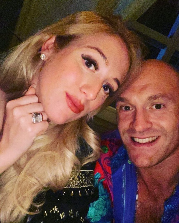 Bà xã đang mang bầu lặn lội hơn 6000km đến tận nơi gặp Tyson Fury sau khi nhà vô địch thế giới dính phốt để gái lạ bôi dầu - Ảnh 3. Bà xã đang mang bầu lặn lội hơn 6000km đến tận nơi gặp Tyson Fury sau khi nhà vô địch thế giới dính phốt để gái lạ bôi dầu - Ảnh 3.