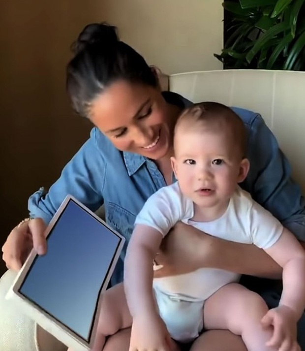 Hoàng tử Harry kìm nén nước mắt, lồng ghép hình ảnh đám tang Công nương Diana trong phim tài liệu mới khiến dư luận phẫn nộ - Ảnh 5. Hoàng tử Harry kìm nén nước mắt, lồng ghép hình ảnh đám tang Công nương Diana trong phim tài liệu mới khiến dư luận phẫn nộ - Ảnh 5.