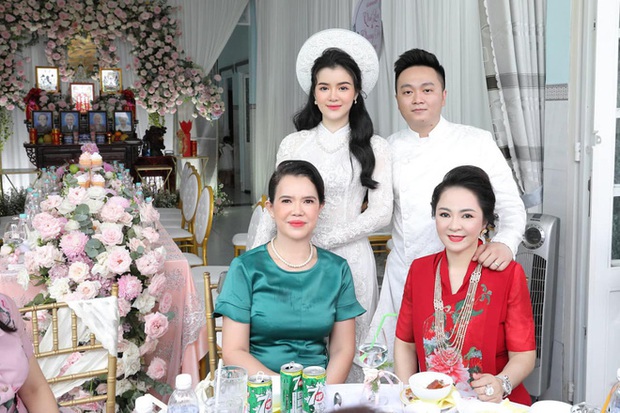 Dù gia thế nghìn tỷ, đám hỏi của con trai bà Phương Hằng được tổ chức rất nền nã, dàn sính lễ đơn giản bất ngờ - Ảnh 5. Dù gia thế nghìn tỷ, đám hỏi của con trai bà Phương Hằng được tổ chức rất nền nã, dàn sính lễ đơn giản bất ngờ - Ảnh 5.