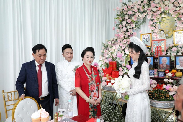 Dù gia thế nghìn tỷ, đám hỏi của con trai bà Phương Hằng được tổ chức rất nền nã, dàn sính lễ đơn giản bất ngờ - Ảnh 2. Dù gia thế nghìn tỷ, đám hỏi của con trai bà Phương Hằng được tổ chức rất nền nã, dàn sính lễ đơn giản bất ngờ - Ảnh 2.