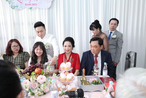 Dù gia thế nghìn tỷ, đám hỏi của con trai bà Phương Hằng được tổ chức rất nền nã, dàn sính lễ đơn giản bất ngờ - Ảnh 1. Dù gia thế nghìn tỷ, đám hỏi của con trai bà Phương Hằng được tổ chức rất nền nã, dàn sính lễ đơn giản bất ngờ - Ảnh 1.