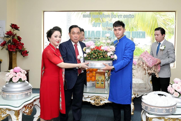 Dù gia thế nghìn tỷ, đám hỏi của con trai bà Phương Hằng được tổ chức rất nền nã, dàn sính lễ đơn giản bất ngờ - Ảnh 4. Dù gia thế nghìn tỷ, đám hỏi của con trai bà Phương Hằng được tổ chức rất nền nã, dàn sính lễ đơn giản bất ngờ - Ảnh 4.