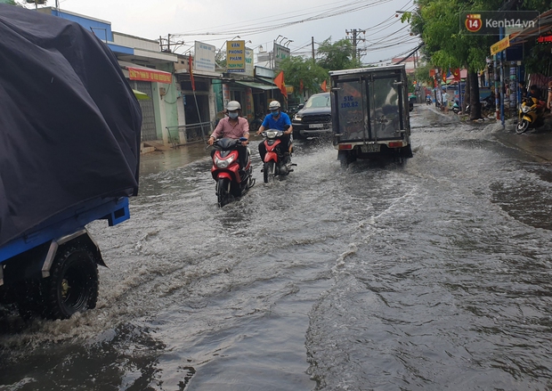 Đường Sài Gòn lại thành sông sau mưa, nước chảy cuồn cuộn như thác đổ - Ảnh 3. Đường Sài Gòn lại thành sông sau mưa, nước chảy cuồn cuộn như thác đổ - Ảnh 3.