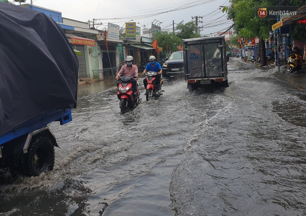 Đường Sài Gòn lại thành sông sau mưa, nước chảy cuồn cuộn như thác đổ - Ảnh 3.