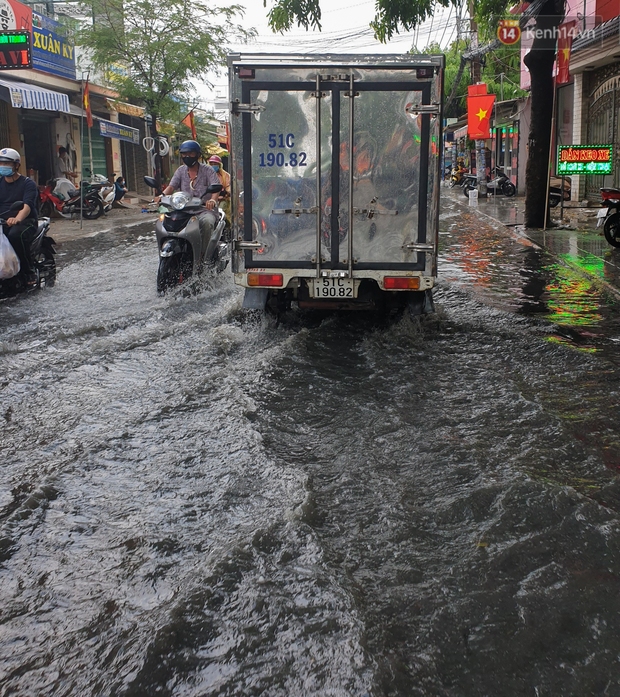 Đường Sài Gòn lại thành sông sau mưa, nước chảy cuồn cuộn như thác đổ - Ảnh 5.