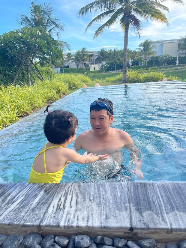Trường Giang đưa con gái đi tránh dịch, bé Destiny nay lớn phổng phao và còn lộ rõ một điều đặc biệt - Ảnh 2. Trường Giang đưa con gái đi tránh dịch, bé Destiny nay lớn phổng phao và còn lộ rõ một điều đặc biệt - Ảnh 2.