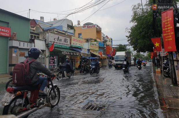 Đường Sài Gòn lại thành sông sau mưa, nước chảy cuồn cuộn như thác đổ - Ảnh 2.