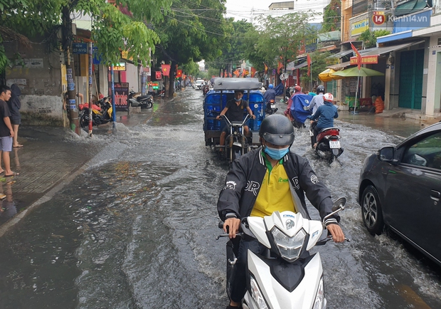 Đường Sài Gòn lại thành sông sau mưa, nước chảy cuồn cuộn như thác đổ - Ảnh 8.