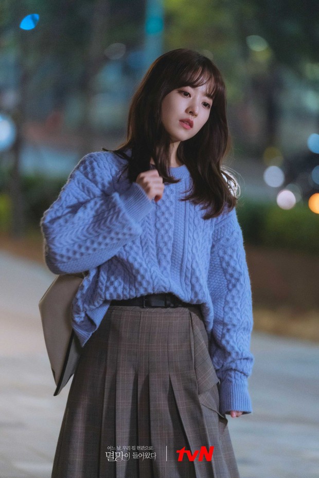 Kẻ Hủy Diệt Gõ Cửa Nhà Tôi: Park Bo Young thoát bóng Do Bong Soon, phim giống Goblin đấy nhưng sâu lắng hơn nhiều - Ảnh 1.