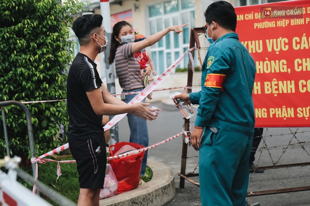 Tình người ấm áp trong chung cư bị cách ly ở TP.HCM: Đồ ăn được phát miễn phí, cư dân chung tay giúp đỡ các cô lao công bị mắc kẹt - Ảnh 1.