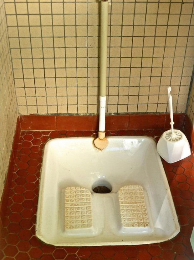 Bé Na dài 5m bất ngờ đột kích toilet quán cafe, bị phát giác liền chui vào bệ xí bỏ trốn - Ảnh 3. Bé Na dài 5m bất ngờ đột kích toilet quán cafe, bị phát giác liền chui vào bệ xí bỏ trốn - Ảnh 3.