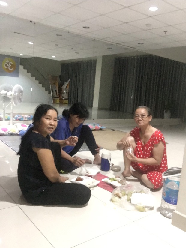 Tình người ấm áp trong chung cư bị cách ly ở TP.HCM: Đồ ăn được phát miễn phí, cư dân chung tay giúp đỡ các cô lao công bị mắc kẹt - Ảnh 2.