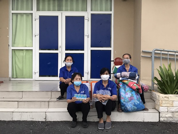 Tình người ấm áp trong chung cư bị cách ly ở TP.HCM: Đồ ăn được phát miễn phí, cư dân chung tay giúp đỡ các cô lao công bị mắc kẹt - Ảnh 4.