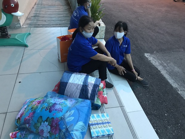 Tình người ấm áp trong chung cư bị cách ly ở TP.HCM: Đồ ăn được phát miễn phí, cư dân chung tay giúp đỡ các cô lao công bị mắc kẹt - Ảnh 3.