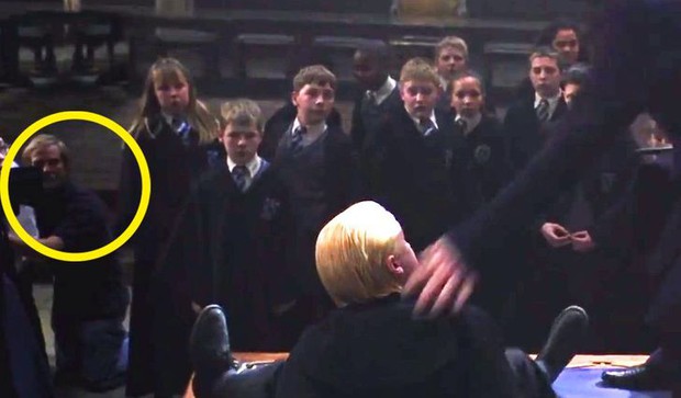 Loạt sai sót trong Harry Potter bị lật tẩy: Chi tiết quan trọng thoắt ẩn thoắt hiện, cặp kính của cụ Dumbledore để lộ bí mật hậu trường - Ảnh 5.