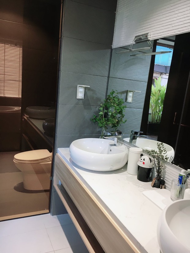 Không mua chung cư, vợ chồng 9x xây nhà 3 tầng với chi phí gần 3,4 tỷ, ai cũng bất ngờ với cánh cửa bí mật ở gác lửng - Ảnh 20. Không mua chung cư, vợ chồng 9x xây nhà 3 tầng với chi phí gần 3,4 tỷ, ai cũng bất ngờ với cánh cửa bí mật ở gác lửng - Ảnh 20.