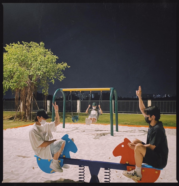 Sơn Tùng đi chơi 3 người với em trai và gà cưng Kay Trần ở công viên, 12h đêm dàn soái ca đăng ảnh che mặt mà cũng gây sốt - Ảnh 2.