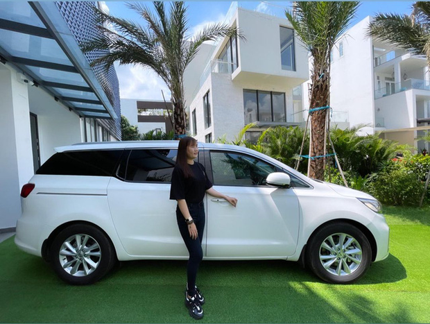 Nữ hoàng nội y Ngọc Trinh mua Kia Sedona Signature giá hơn 1,2 tỷ đồng tặng trợ lý Thúy Kiều - Ảnh 1. Nữ hoàng nội y Ngọc Trinh mua Kia Sedona Signature giá hơn 1,2 tỷ đồng tặng trợ lý Thúy Kiều - Ảnh 1.