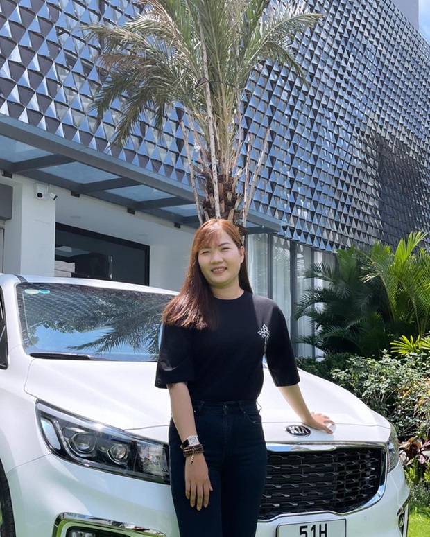 Nữ hoàng nội y Ngọc Trinh mua Kia Sedona Signature giá hơn 1,2 tỷ đồng tặng trợ lý Thúy Kiều - Ảnh 2. Nữ hoàng nội y Ngọc Trinh mua Kia Sedona Signature giá hơn 1,2 tỷ đồng tặng trợ lý Thúy Kiều - Ảnh 2.