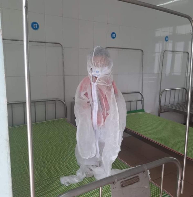 Bé trai 4 tuổi nghi mắc Covid-19 mặc đồ bảo hộ kín mít trong khu cách ly: Bé rất ngoan và dũng cảm, không hề khóc khi được lấy mẫu xét nghiệm - Ảnh 2. Bé trai 4 tuổi nghi mắc Covid-19 mặc đồ bảo hộ kín mít trong khu cách ly: Bé rất ngoan và dũng cảm, không hề khóc khi được lấy mẫu xét nghiệm - Ảnh 2.