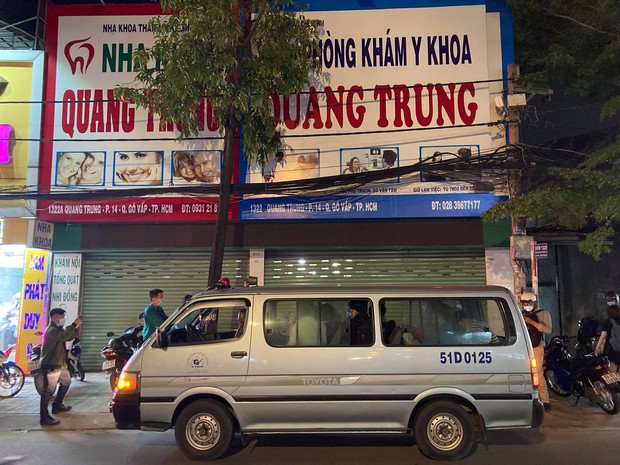 TP.HCM: Một phòng khám ở Gò Vấp bị tạm ngưng hoạt động, đưa 11 nhân viên đi cách ly tập trung - Ảnh 1. TP.HCM: Một phòng khám ở Gò Vấp bị tạm ngưng hoạt động, đưa 11 nhân viên đi cách ly tập trung - Ảnh 1.