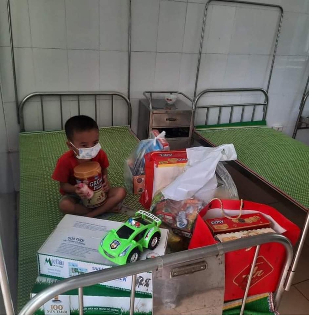 Bé trai 4 tuổi nghi mắc Covid-19 mặc đồ bảo hộ kín mít trong khu cách ly: Bé rất ngoan và dũng cảm, không hề khóc khi được lấy mẫu xét nghiệm - Ảnh 1. Bé trai 4 tuổi nghi mắc Covid-19 mặc đồ bảo hộ kín mít trong khu cách ly: Bé rất ngoan và dũng cảm, không hề khóc khi được lấy mẫu xét nghiệm - Ảnh 1.