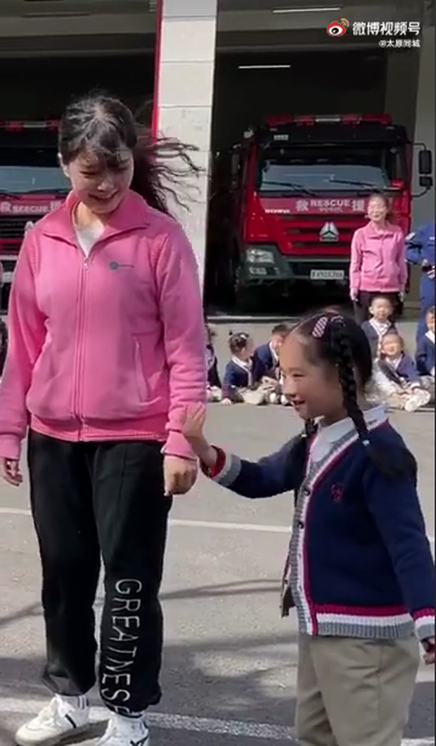 Đi thăm sở cứu hỏa, bé gái đẩy thuyền cho cô giáo và anh lính đẹp trai, bõ công cô dạy dỗ bấy lâu - Ảnh 5. Đi thăm sở cứu hỏa, bé gái đẩy thuyền cho cô giáo và anh lính đẹp trai, bõ công cô dạy dỗ bấy lâu - Ảnh 5.