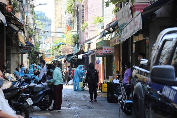 TP.HCM: 1 phụ nữ bán quán ăn nghi mắc Covid-19, phong tỏa 1 con hẻm ở quận 3 - Ảnh 1. TP.HCM: 1 phụ nữ bán quán ăn nghi mắc Covid-19, phong tỏa 1 con hẻm ở quận 3 - Ảnh 1.