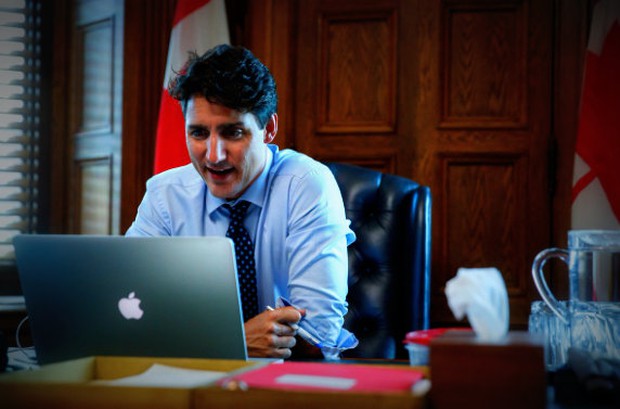 Thủ tướng Canada dùng laptop HP dán logo Apple để họp trực tuyến - Ảnh 2. Thủ tướng Canada dùng laptop HP dán logo Apple để họp trực tuyến - Ảnh 2.