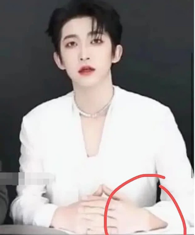 Tìm ra phiên bản nam của Mỹ nhân 4000 năm Cúc Tịnh Y: Khai gian chiều cao, dùng dồ độn, make up lỗ chỗ loạt khuyết điểm - Ảnh 8. Tìm ra phiên bản nam của Mỹ nhân 4000 năm Cúc Tịnh Y: Khai gian chiều cao, dùng dồ độn, make up lỗ chỗ loạt khuyết điểm - Ảnh 8.