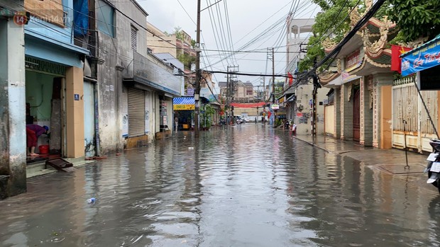 TP.HCM: Mưa lớn kéo dài khiến nhiều tuyến đường ngập nặng, người dân bất lực với phương tiện chết máy - Ảnh 11. TP.HCM: Mưa lớn kéo dài khiến nhiều tuyến đường ngập nặng, người dân bất lực với phương tiện chết máy - Ảnh 11.