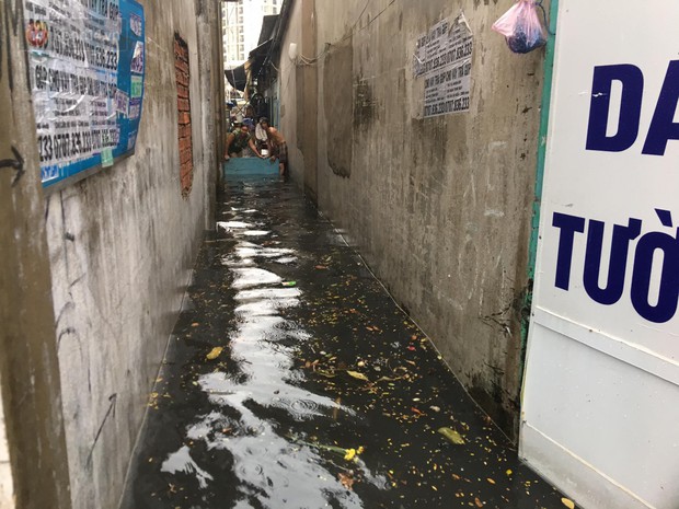 TP.HCM: Mưa lớn kéo dài khiến nhiều tuyến đường ngập nặng, người dân bất lực với phương tiện chết máy - Ảnh 22. TP.HCM: Mưa lớn kéo dài khiến nhiều tuyến đường ngập nặng, người dân bất lực với phương tiện chết máy - Ảnh 22.
